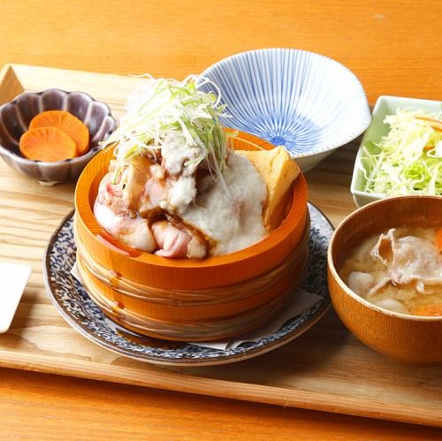 自家製レアチャーシュー　とろろだし巻き玉子丼