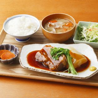 黒ぶた角煮ごはん