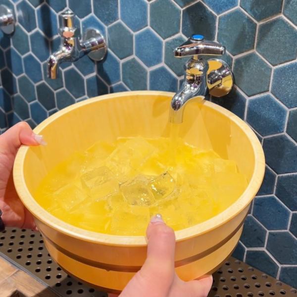 蛇口から桶に注いで飲めるスタイルはテルマエだけ♪