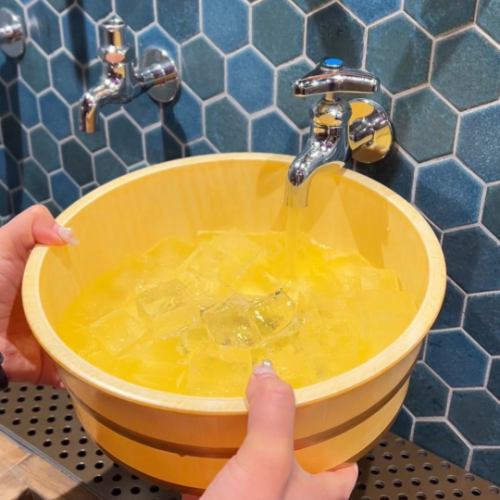 蛇口から桶に注いで飲めるスタイルはテルマエだけ♪