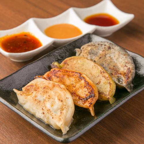 ★ Take-out limited ★ Frozen royal road dumpling set ■ Popular dumplings set of 4! You can enjoy different tastes one by one ♪