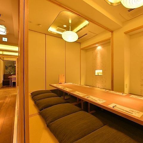 【完全個室完備】店内に入ると隠れ家のような寛ぎの空間が広がります。個室席は2名様から団体様まで幅広く対応！最大70名様までの個室もご用意可能です。お仕事帰りの飲み会、接待や二次会、各種ご宴会をお楽しみください。飲み放題付コースは多様な価格帯でご用意しております◎ただいま飲み会・宴会のご予約受付中！