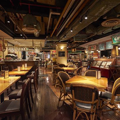 <p>南欧の市場のにぎわいと、オープンキッチンでの調理やテーブルサイドでグラナパダーノチーズ削るシーザーサラダ等、気楽に満喫できるマーケットレストラン。</p>