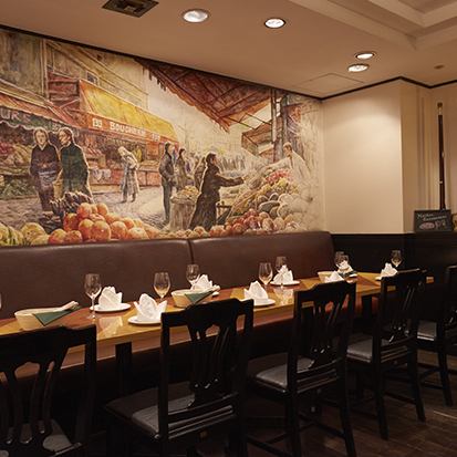 <p>南欧の市場のにぎわいと、本場仕込みの一流料理人の技術を気楽に満喫できるマーケットレストラン。ゆったりとした店内で友人あやご家族、大切なお食事などシーンに合わせてお過ごしいただけます。歓送迎会やお祝いの会食などにもご利用いただけます。</p>