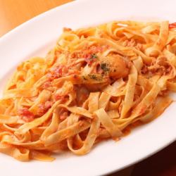 紅ズワイ蟹と丸ズワイ蟹のトマトクリームソースフェットチーネ