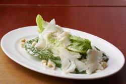 グラナパダーノチーズとロメインレタスのシーザーサラダ