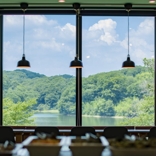 【宮沢湖が一望できる絶景のお席】宮沢湖を眺めながら、北欧風の落ち着いた雰囲気漂うレストラン。木の温かみが感じられる内装と広々とした窓からの景色が魅力。暖かい照明が心地よい空間を演出。季節ごとに変わるメニューは地元の食材を活かしたもので、旬を感じることができます。