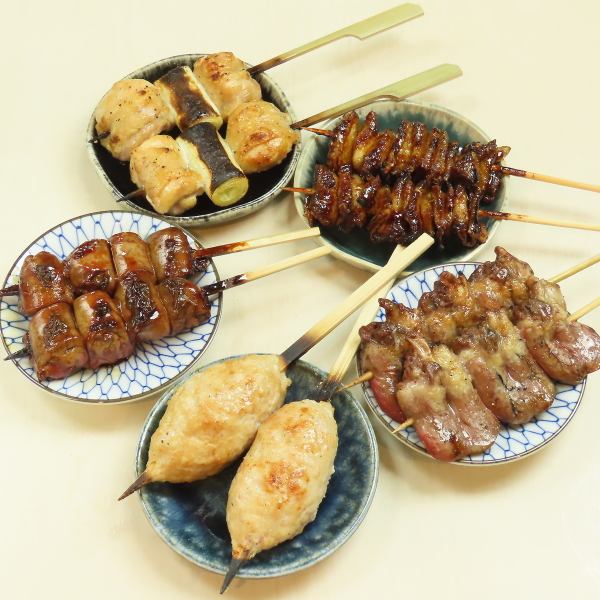 【当店の看板】厳選鶏を店内で串打ち!炭火でじっくり焼き上げる本格焼き鳥各種