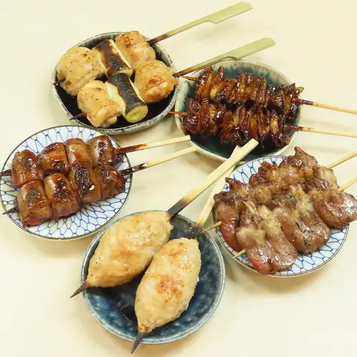 【当店の看板】厳選鶏を店内で串打ち!炭火でじっくり焼き上げる本格焼き鳥各種