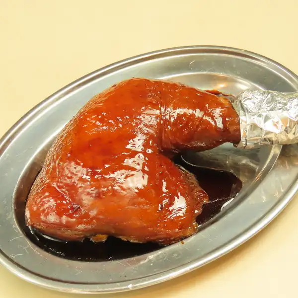 【必食の逸品】外はパリッと中はジューシーに仕上げた「骨付きもも肉」