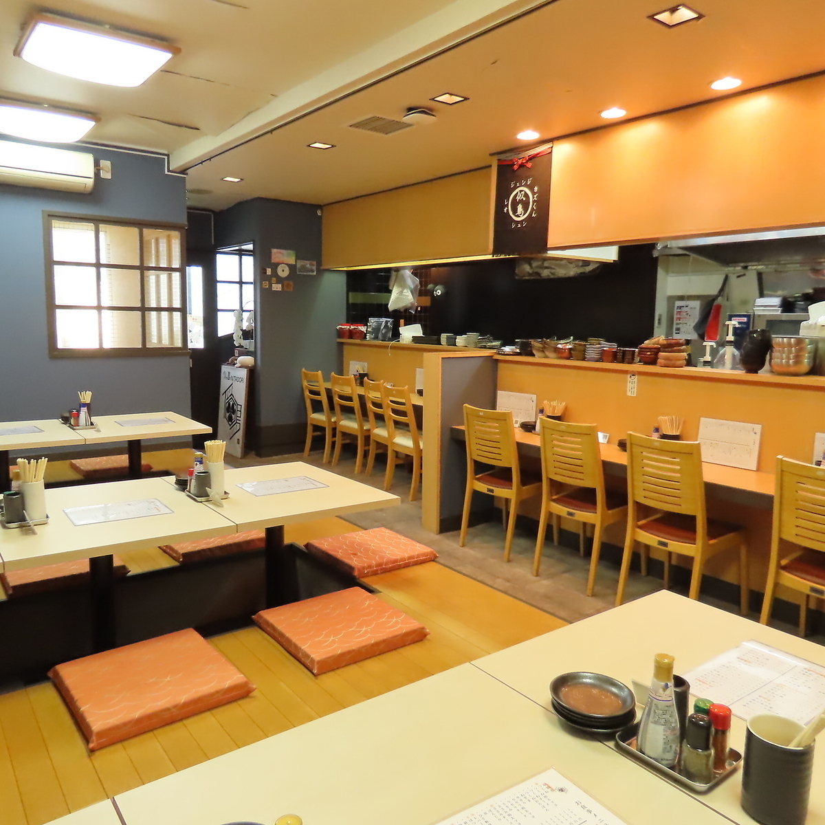 清潔感あふれる店内で美味しいお酒と焼き鳥をお楽しみください◎