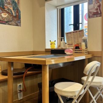 鉄板が付いているテーブルで熱々なお好み焼きを食べれます◎宴会や歓送迎会、二次会に!普段は、大切な記念日や誕生日のディナー、カジュアルなデート、ご家族での団らん、ご友人との女子会など、少人数で落ち着く空間としてご利用いただけます。美味しい食事を囲みながら、大切な人との特別な時間をお楽しみください♪