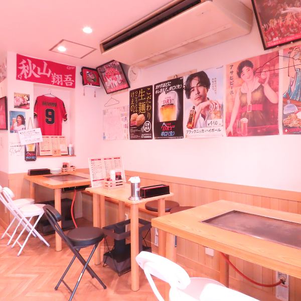 アットホームで居心地の良い店内は、会社仲間との歓送迎会や各種宴会、二次会にぴったりな賑やか空間です♪お互いの距離が近く、美味しい料理とお酒を囲めば自然と笑顔が弾みます!貸切のご相談もお電話で承っておりますので、周りを気にせず思いっきり盛り上がりたい夜は、ぜひ当店で特別な思い出を作ってください!