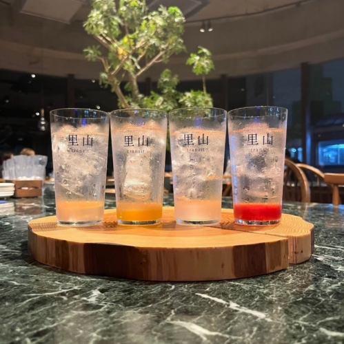 我們提供用當地水果製成的酵素糖漿製成的美味飲品。