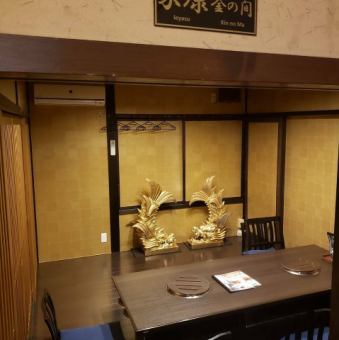 一部のお部屋は完全個室を完備しています！周りを気にせず落ち着いてお食事ができる空間です。少人数からご案内可能♪黒と朱色を基調とした落ち着いた店内、しっかりとした排煙設備で臭いも気になりません。自慢の焼き肉を存分にご堪能ください！
