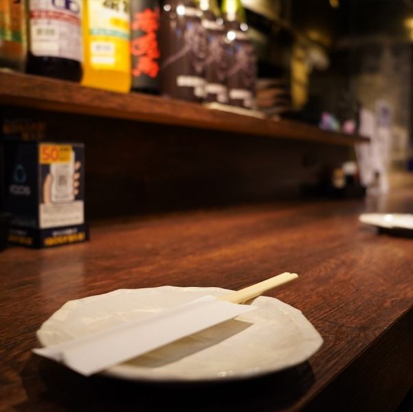 【デートやサク飲みにどうぞ♪】店内にはカウンター席を6席ご用意しており、デートやサク飲みにおすすめです。またカウンター席の前には鉄板があり、調理風景を見ることができる特等席◎アットホームな雰囲気なので、普段使いにもご利用いただけます♪