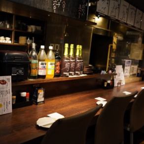 【カウンター席】デートやサク飲み、お一人様でのご利用におすすめのお席です。カウンターの前には鉄板があり、店主のダイナミックな技を見ながらお食事ができます◎