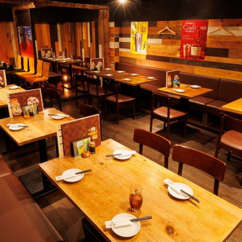 大人数宴会のお客様にもオススメの店内貸切。団体様用席は皆様のお顔が見える様なお席の作りとなっており宴会や飲み会にはピッタリのお席となっております。団体様用の幹事様一名無料クーポンなどもご用意御座いますので是非ご検討下さい。お誕生日・記念日等のサプライズも可能！