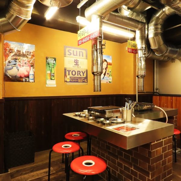【カウンター席がメイン席】各テーブルでスタッフが目の前で調理♪ライブ感と会話も楽しめるのが魅力！最高の状態で食べられるお肉！本場韓国を再現した店内で、ホルモン焼肉をお楽しみいただけます！