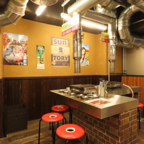 食器もポスターも、本物しか使ってません
