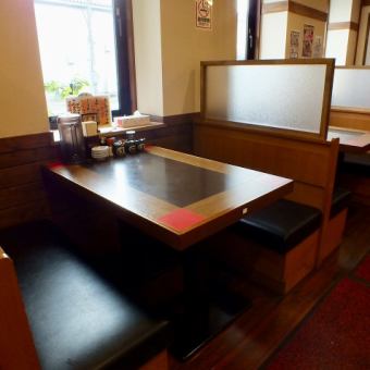 Semi-private sofa table seats! Recommended for those who want to enjoy ramen slowly ♪