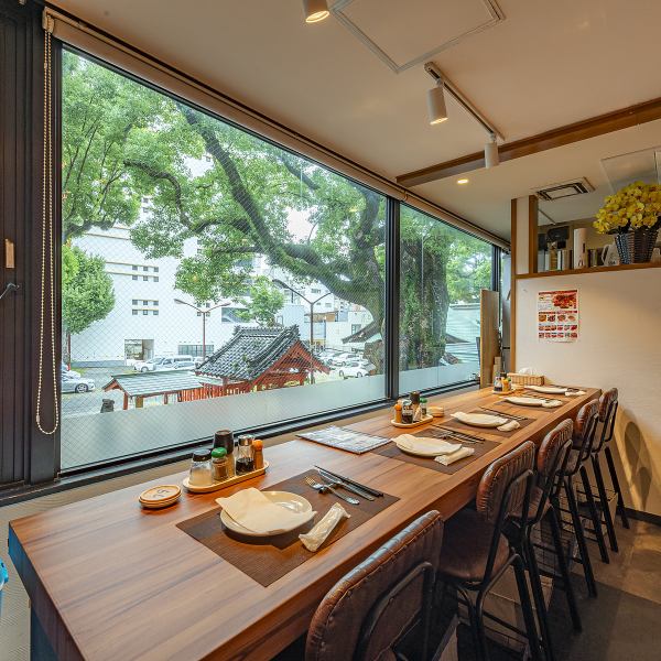 [Counter] Enjoy Churrasco in a glass-walled store with an open feel.You can see the view of Wakamiya Shrine from the shop, so you won't feel like you're in Tenjin.Even one person is welcome.
