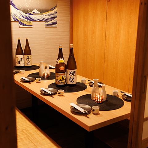 We have a private room with a door that can accommodate up to 2 people!The interior of the restaurant is full of Japanese atmosphere, and you can feel the warmth of the wood in the private room!In the private room where you can relax, you can enjoy our specialty beef tongue dishes and delicious drinks. please!