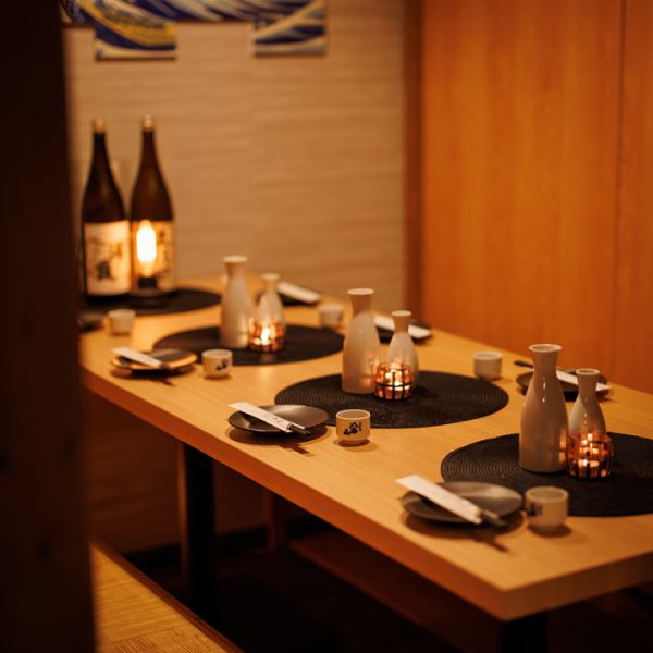 心弾む和の個室空間で乾杯！ゆったり座れる椅子で、長時間の宴会でも心地よく過ごせます！温もりある木のテーブルに整然と並ぶお皿とお箸、そして照明の優しい灯りが宴会を華やかに演出！大切な仲間や同僚との飲み会、接待、女子会にもピッタリな個室空間です！周りを気にせず楽しめる個室で、特別なひとときを！