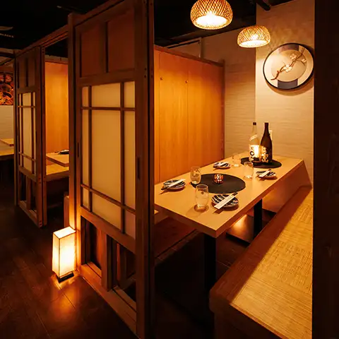 ▼Perfect for all kinds of banquets! Private rooms available, smoking permitted, all-you-can-drink courses from 3500 yen.