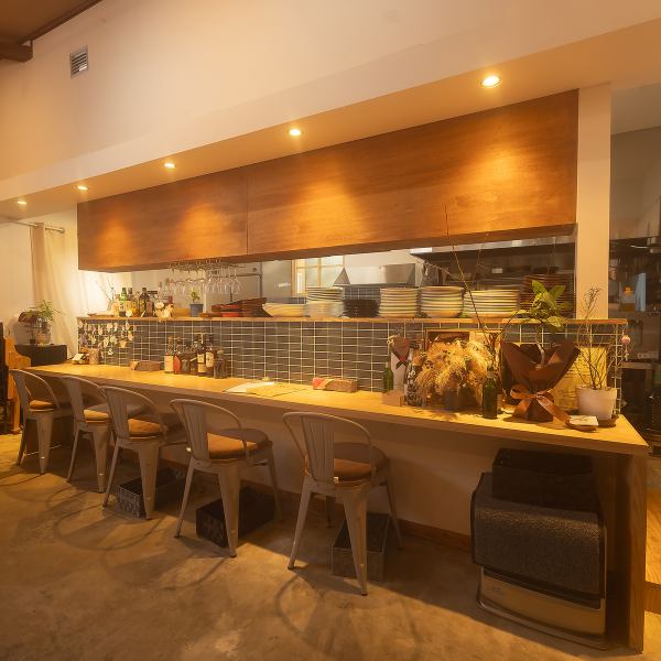 少人数でのお食事に最適なカウンター席や2名用テーブルを豊富に配置◎プライベート感を重視し、ゆったり過ごせるように設計されたスペースは、デートや親しい方との会話を楽しむのにぴったり♪居心地の良さを実感できる空間となっています。ソファー席も用意されており、会話を楽しみながら贅沢なひとときを！