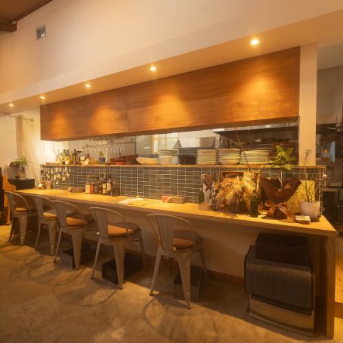 <p>少人数でのお食事に最適なカウンター席や2名用テーブルを豊富に配置◎プライベート感を重視し、ゆったり過ごせるように設計されたスペースは、デートや親しい方との会話を楽しむのにぴったり♪居心地の良さを実感できる空間となっています。ソファー席も用意されており、会話を楽しみながら贅沢なひとときを！</p>