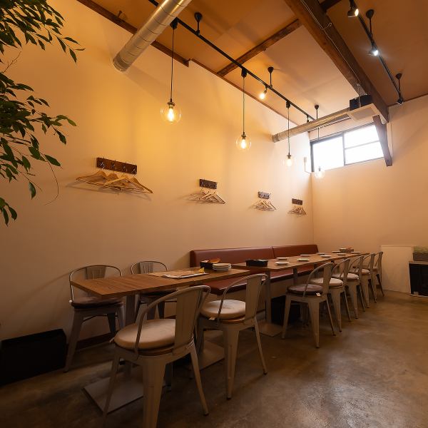 店内はアットホームで開放的なデザインを取り入れ、自然光が差し込む明るい雰囲気☆駅からのアクセスも良好で、気軽に立ち寄れる立地が魅力です◎お子様連れの方へ配慮したサービスやサプライズ演出も対応し、特別感を演出する工夫が充実。温かみのある家具と調和した照明で、ゆったりとした時間をお過ごしください♪