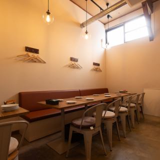 【6名様掛け×1席にもソファー席ございます】2席、片方がソファー席となっております。お子様連れでも安心して過ごせる空間で、美味しい食事をお楽しみいただけます。コース料理のご用意◎ご家族やご友人との集まり、デートや記念日など特別な日に最適です。シェフのこだわりが詰まったイタリア料理をご堪能ください♪