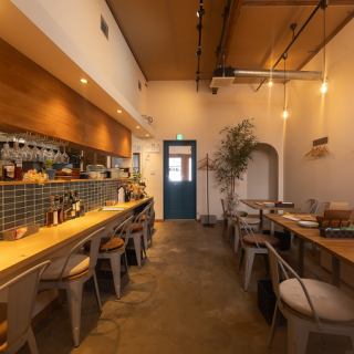 10名様以上で貸切もご相談可能です★宴会や女子会、ご家族・ご友人との飲み会、記念日など特別な日にぴったりです。大人数におすすめ！コースのご準備もございます。新鮮な食材を使用したお料理は、シェフのこだわりが詰まっています。また、お酒の種類も豊富に揃えており、料理と共に楽しいひとときをお過ごしいただけます