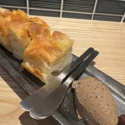 鶏白レバーパテ　自家製フォカッチャ付き