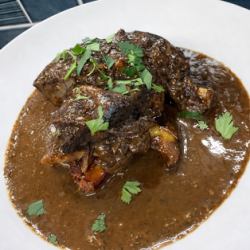 牛スネ肉の赤ワイン煮込み