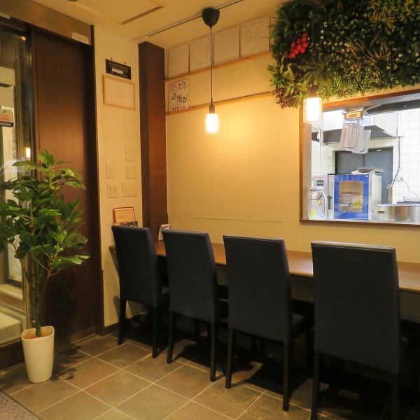 カウンター席は全8席ご用意しており、お一人様でも気軽に利用しやすい設計。キッチンの様子を感じながら過ごせるため、仕事帰りの一杯やカフェ利用にも最適。居心地の良さでリピーターも多い人気席です。