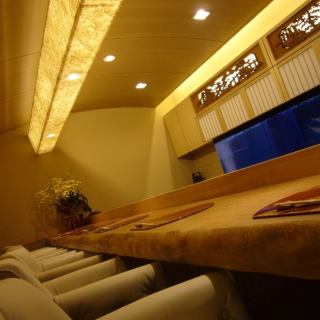 職人の技を間近で感じられる特等席。一人でゆっくりとお酒を楽しむ夜にも、カップルでの食事にもおすすめです。静かな時間が流れる大人の空間です。