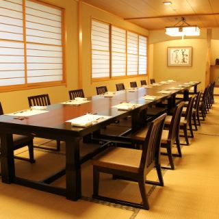 中規模のご会食に人気のテーブル個室。ゆったりとした空間で、会話を楽しみながらお食事をお楽しみいただけます。職場の食事会や親族のお集まりにおすすめです。