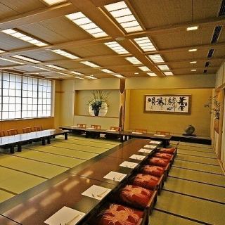 14~24名様での会食や宴席にぴったりの広めの個室。テーブル席で足元も快適です。フォーマルな接待や顔合わせなど、大切なひとときにもふさわしい落ち着いた空間です。