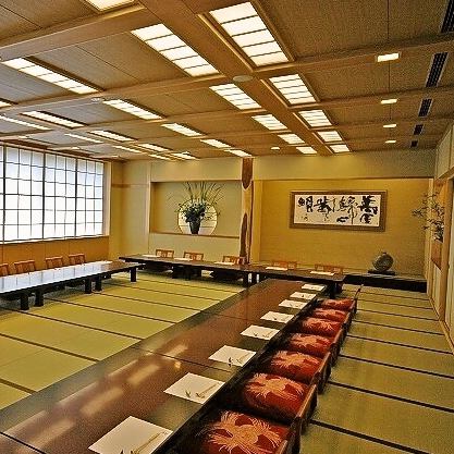 14~24名様での会食や宴席にぴったりの広めの個室。テーブル席で足元も快適です。フォーマルな接待や顔合わせなど、大切なひとときにもふさわしい落ち着いた空間です。