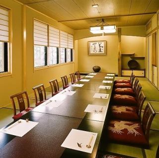 ゆったり足を伸ばして寛げる掘りごたつ個室。親しい仲間とのお食事や、職場での会食などに最適です。木の温もりに包まれながら、くつろぎの時間をお過ごしください。