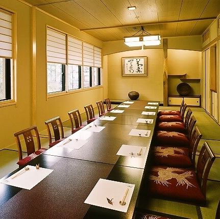 ゆったり足を伸ばして寛げる掘りごたつ個室。親しい仲間とのお食事や、職場での会食などに最適です。木の温もりに包まれながら、くつろぎの時間をお過ごしください。