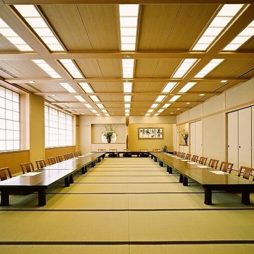 最大55名様まで対応できる地域最大級の宴会個室。会社の懇親会や歓送迎会、結婚式の二次会などにも最適です。広々としたお座敷で、心地よい非日常空間を演出。人数やレイアウトもご相談ください。