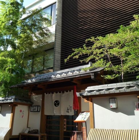 彩の国の美を映す、伝統とモダンの融合空間