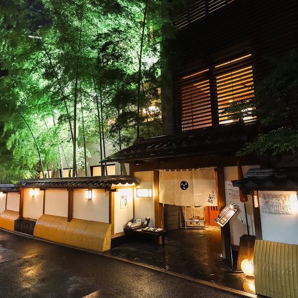さいたま市景観賞を受賞した建築が生み出す、伝統とモダンが融合した落ち着いた空間。竹林や小庭が広がる店内は、浦和駅前とは思えない静けさに包まれています。埼玉の文化や美意識を感じながら、非日常のひとときをお過ごしください。