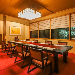 少人数での会食やご家族でのお食事にぴったりの個室です。落ち着いた照明と温かみのある木の質感が心を和ませます。デートや記念日、接待など幅広くご利用いただけます。