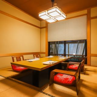 4~6名様での食事会や接待に人気の個室。温かみある照明が会話を引き立て、ゆっくりと懐石を楽しめます。プライベート感のある空間で、さまざまなシーンに対応します。