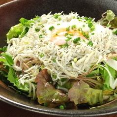 釜揚げしらすと温泉卵のサラダ～ノンオイルドレッシング～