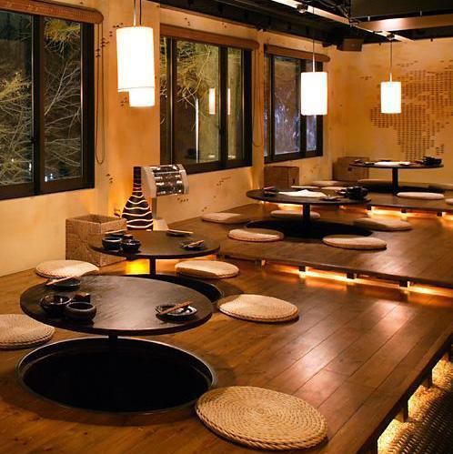 【吉祥寺駅から徒歩3分】当店は、JR＆京王線「吉祥寺駅」より徒歩3分ほどの場所にある「井の頭公園」の中、売店の入っている建物の2階にございます。建物正面に向かって右にある外階段より上がってご入店ください。公園に溶け込んだ雰囲気の店構えに、きっと驚くはず！皆様のご来店を、心よりお待ちしております。